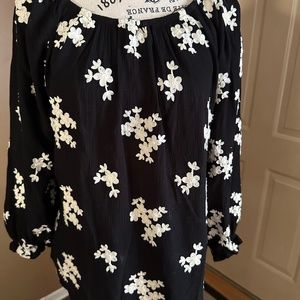 Soft Surroundings  Black/white off shoulder/on Top Size M ( runs on larger size)